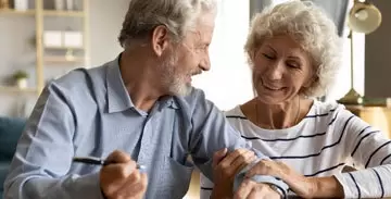 Couple personnes âgées signature document