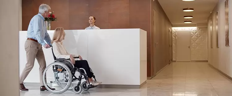 personne en situation de handicap accueillie dans un hôtel