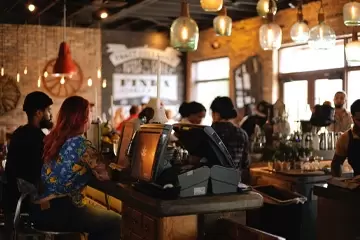 Caisse enregistreuse tactile dans un bar.