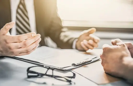 Deux personnes qui parlent à un bureau.