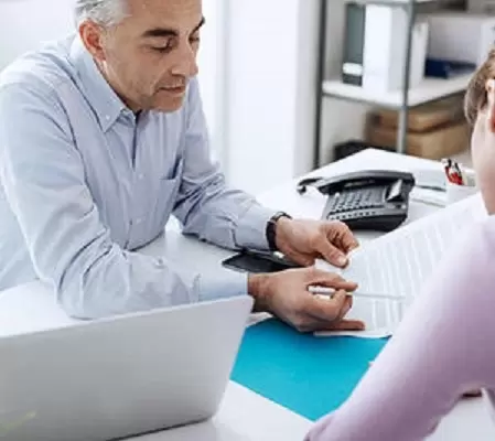 Médecin qui explique une ordonnance.