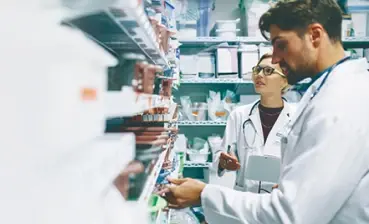 Pharmaciens faisant l'inventaire