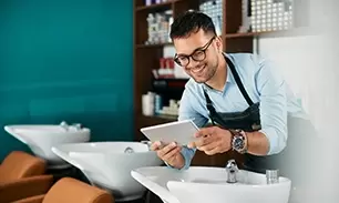 coiffeur utilise logiciel de coiffure