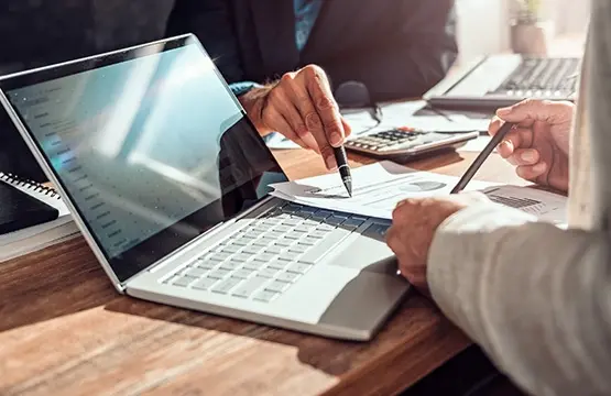 Deux personnes discutant d'un projet.