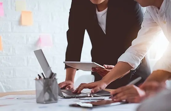 Personne discutant d'un projet.