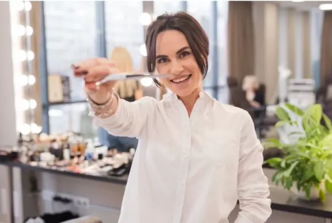 coiffeuse tenant un ciseau 