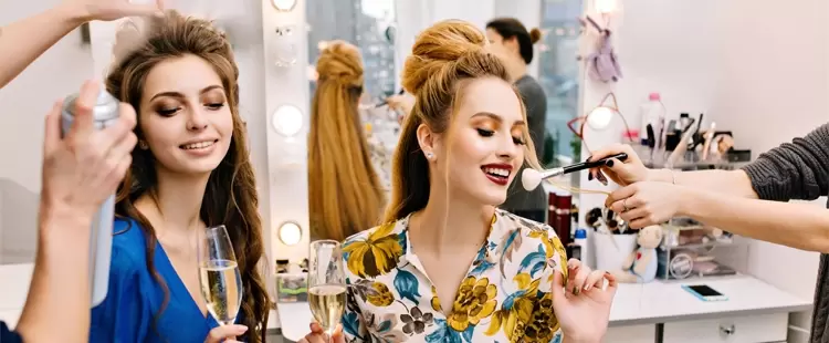 Coiffeuses qui boivent du champagne