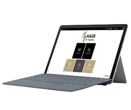 Coiffeur utilise une tablette pour gagner en mobilité