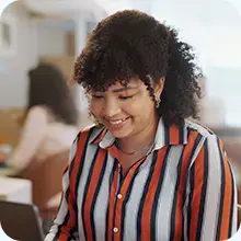 Femme consultant ses documents d'entreprise