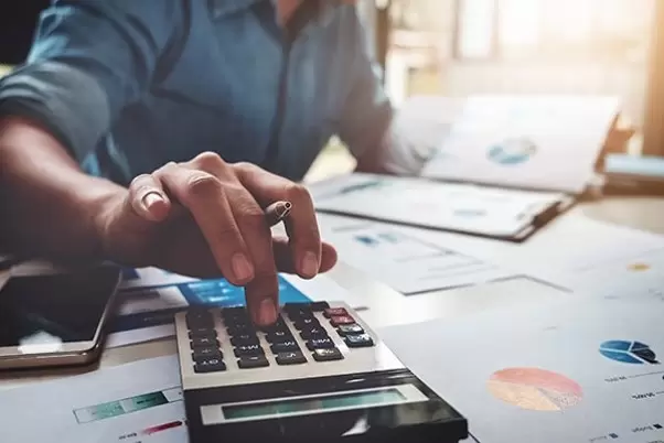 Homme et calculatrice