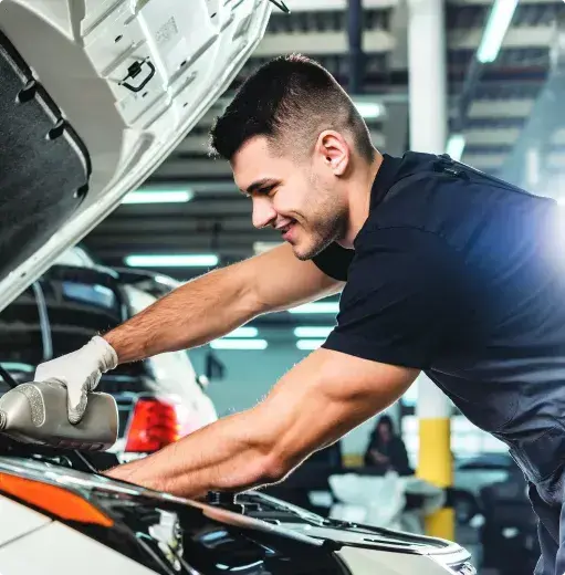 Garagiste utilisant FIDUCIAL Automobile