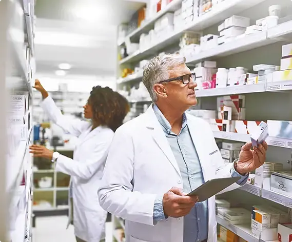 Pharmaciens faisant l'inventaire des médicaments
