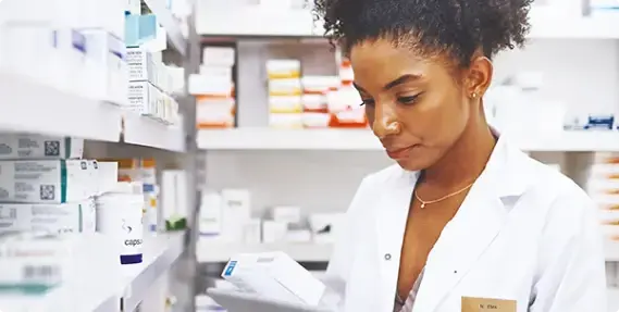 Pharmacienne tenant un médicament