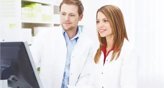 Pharmacien et sa salariée