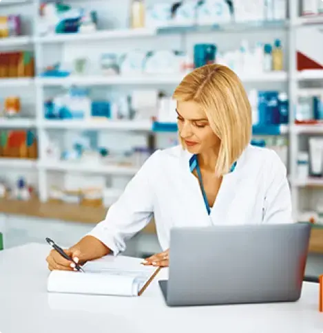 Pharmacienne faisant sa comptabilité