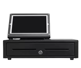 Coiffeur utilise tiroir-caisse avec la caisse enregistreuse tactile