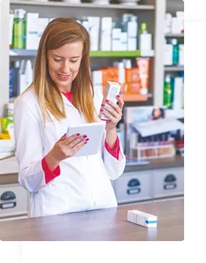 Pharmacienne consultant une tablette