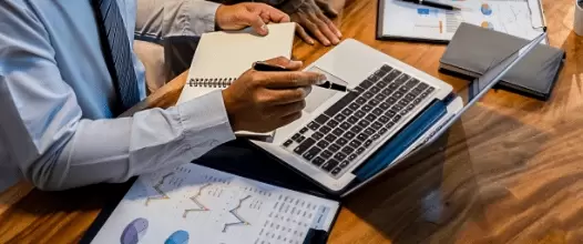 Homme travail ordinateur