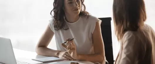 Femmes professionnelles discussion