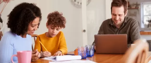 Parents et enfant travaillent