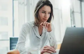 femme qui travaille devant un ordinateur