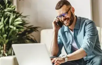 homme devant son ordi chez lui